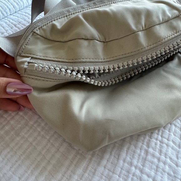 Lululemon All Day Essentials Belt Bag Raw Linen 2.5L - Picture 2 of 5
